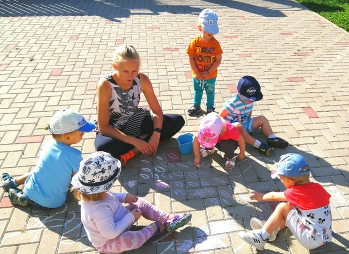 Evita Sapate nodarbībā ar bērniem. Foto no personīgā arhīva.