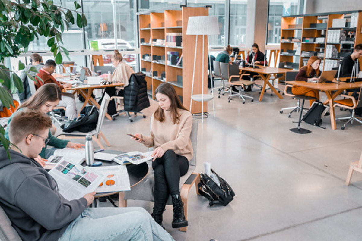Studenti bibliotēkā