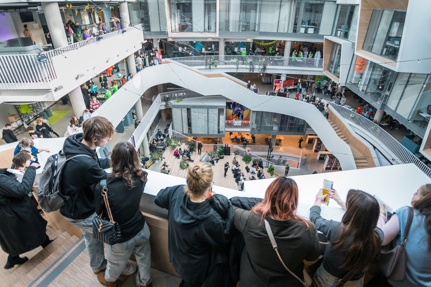 Jaunieši LU Zinātņu mājā.